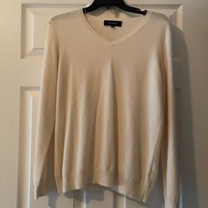 Never worn women’s Jones New York Cashmere sweater.